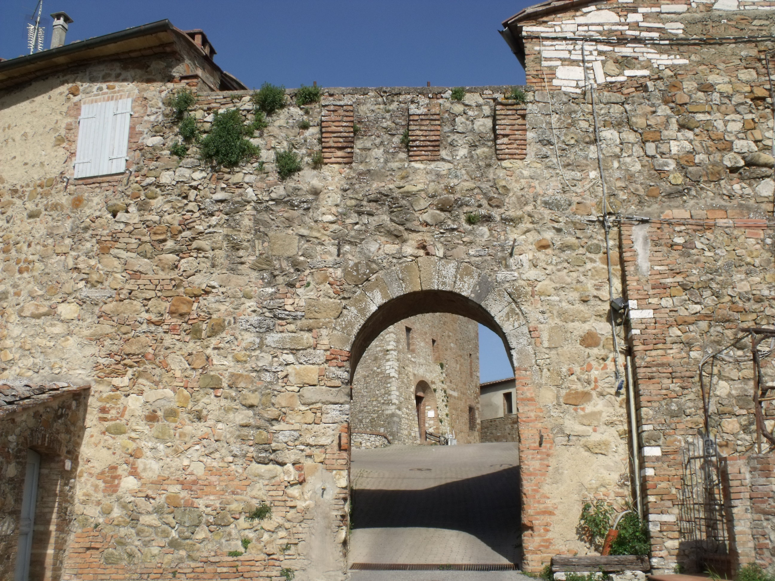 La principale porta di ingresso al Castello di Murlo, Siena, Toscana