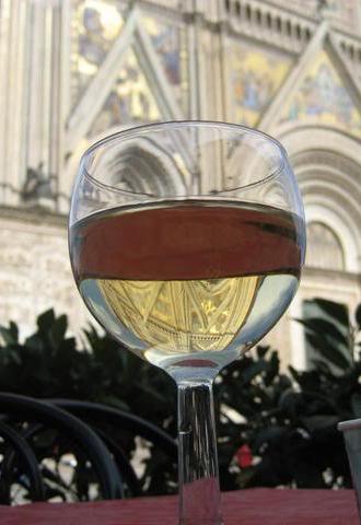 A glass of Orvieto wine. OrvietoWineAndDuomo.jpg