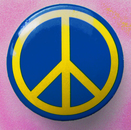ein ''Button'' mit Friedenssymbol