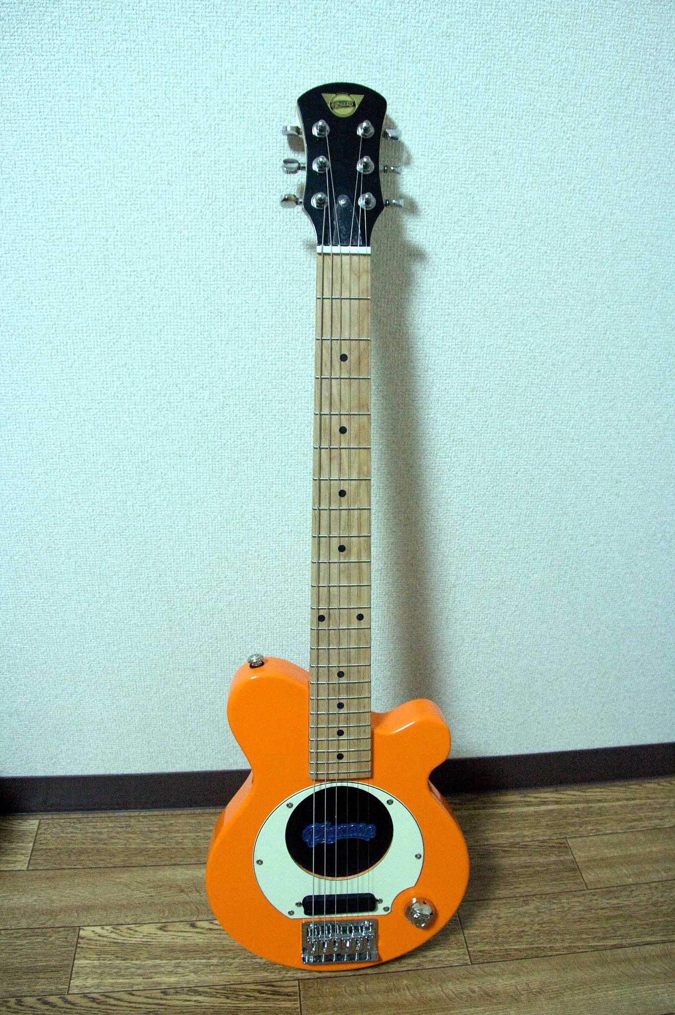File:Pignose Mini Elec. Guitar with Built-In Amp.jpg - Wikimedia Commons