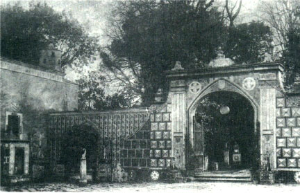 File:Poggiomarino - Cortile interno del Palazzo di Cristallo con accesso al giardinio.jpg