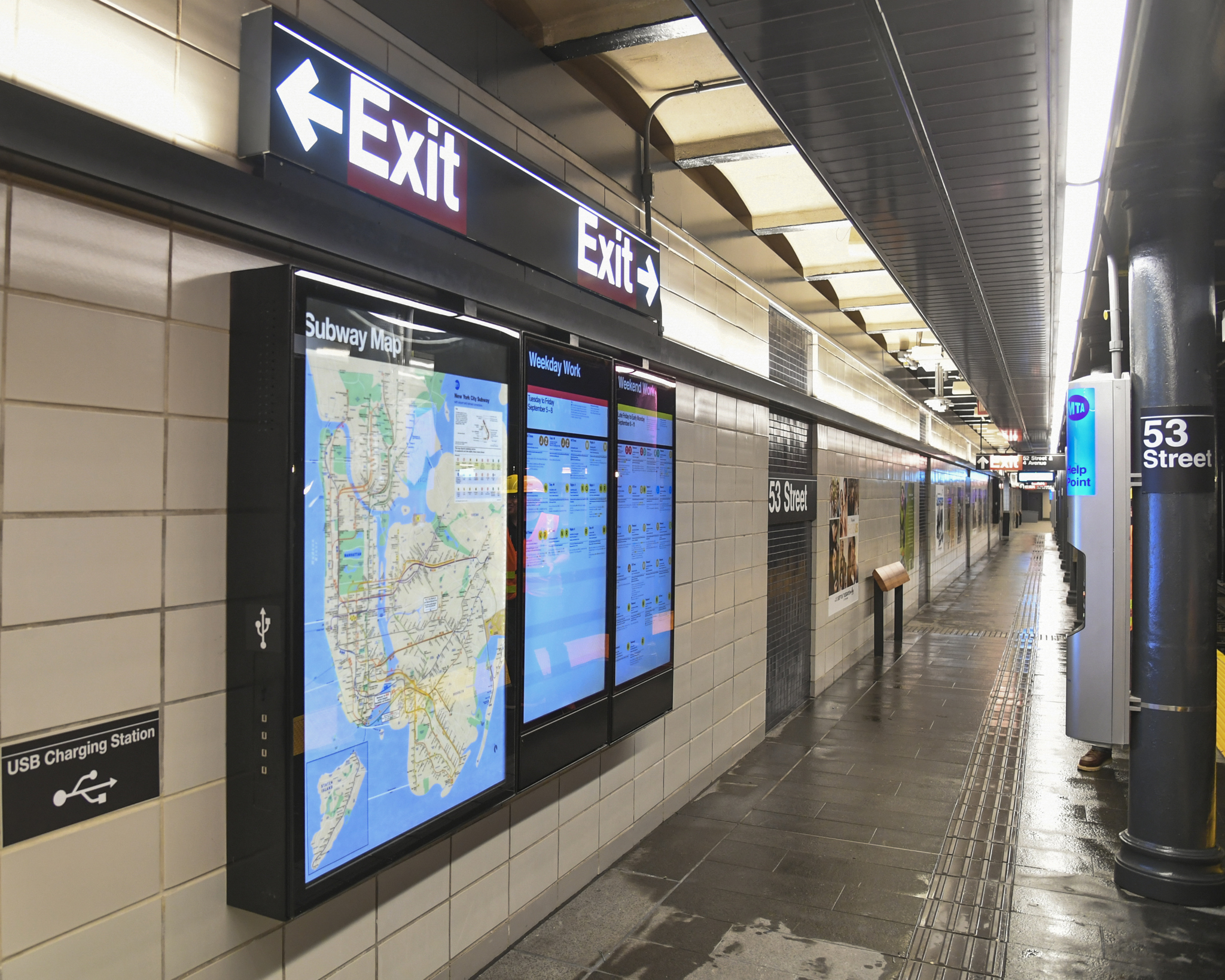 Yankee Stadium sign subway platform 161 , Stock Video