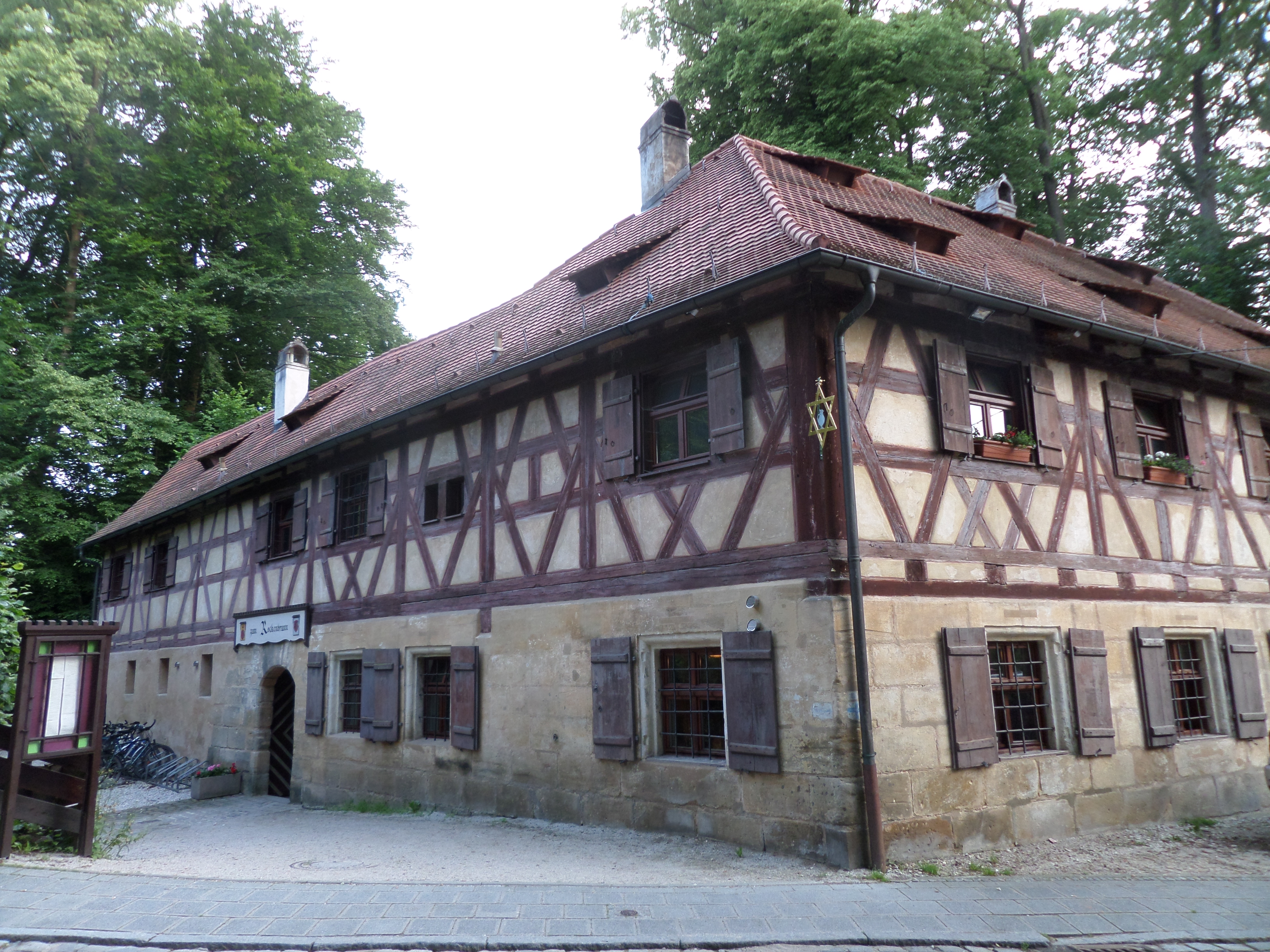 Rockenbrunn 1 - Brunnenhof - zweiflügeliges Wohn- und Wirtschaftsgebäude mit Fachwerkobergeschoss um...