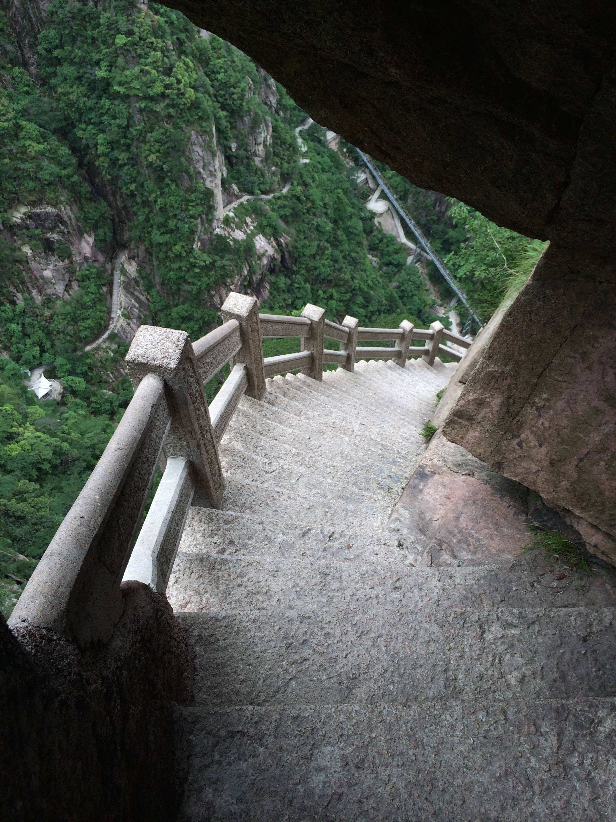 File:Steep steps downhill at Huangshan.jpg - Wikipedia