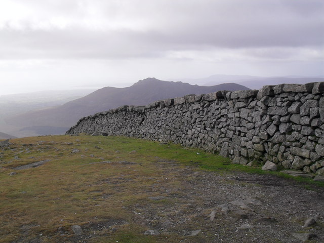 File The Mourne Wall At The Summit Of Slieve Donard Geograph Org Uk Jpg Wikimedia Commons