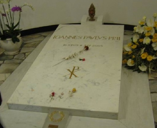 File:Tomb Ioannes Paulus II 2008.jpg