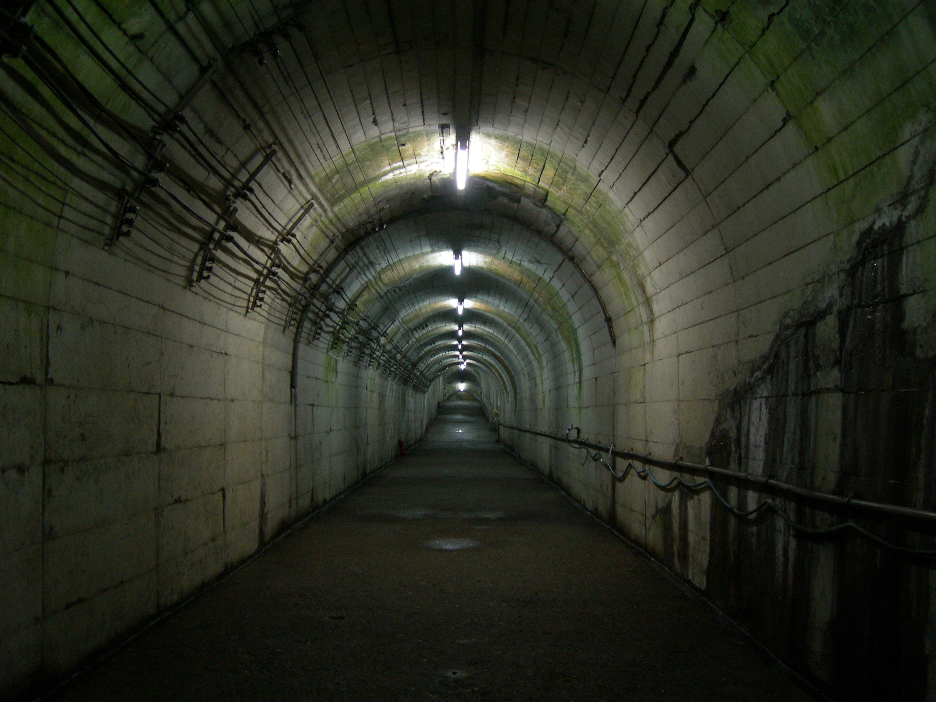 Включи станцию дождь. Тоннель. Стена тоннеля. Фон тоннель. Серый туннель.