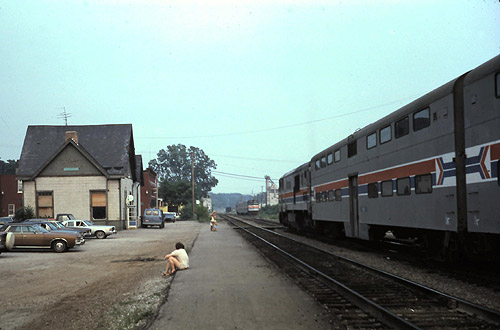 Valpo Local trains at Valparaiso station, August 1980.jpg