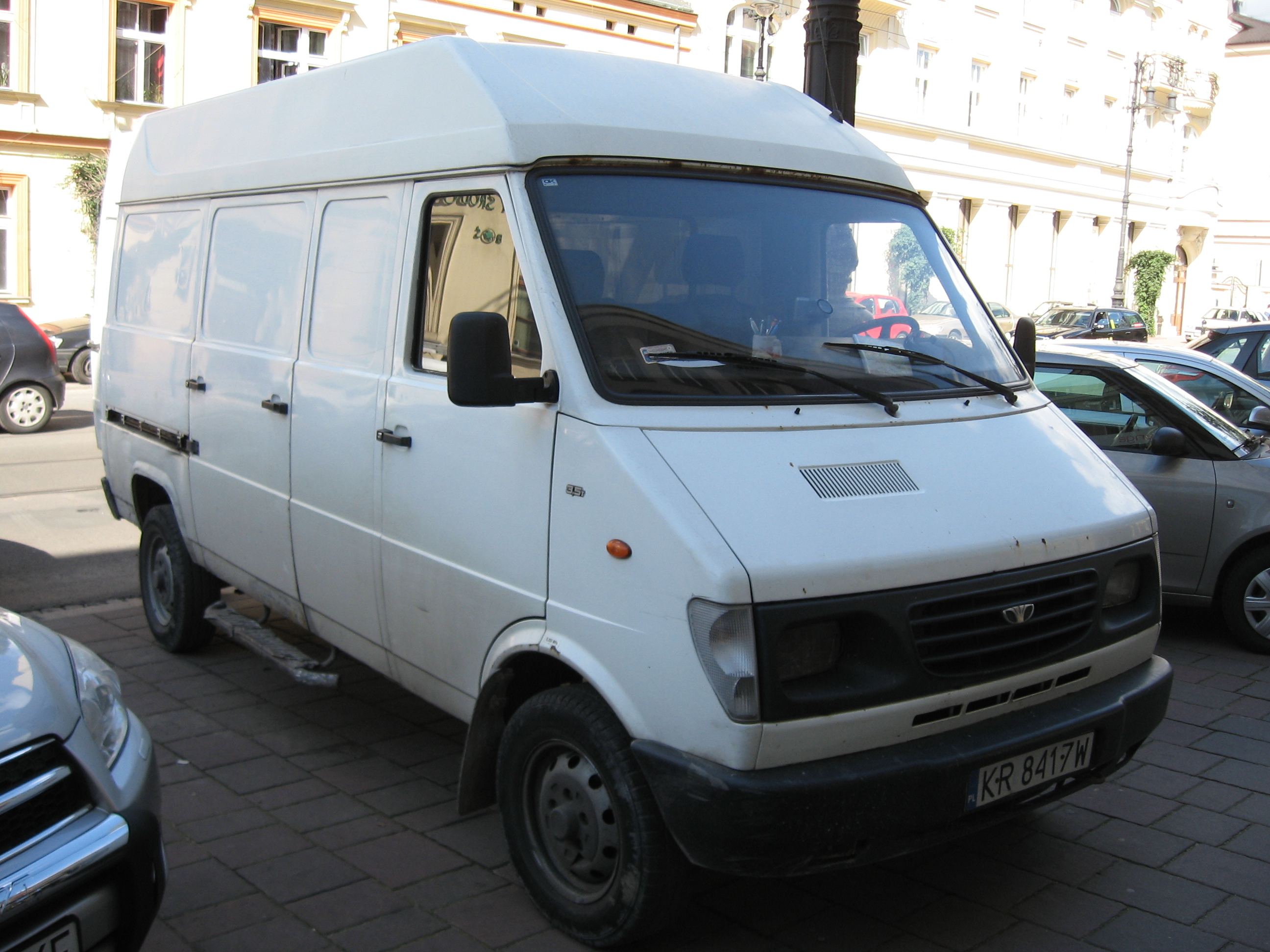 File:White Daewoo Lublin 3 on Piłsudskiego avenue in Kraków (1 ...