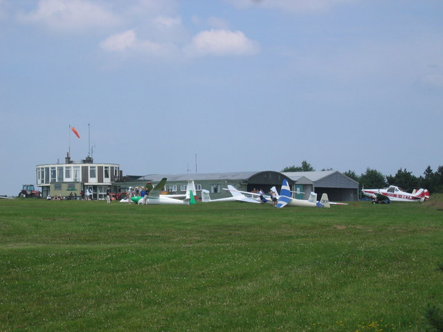 File:Yorkshire Gliding Club - geograph.org.uk - 386330.jpg