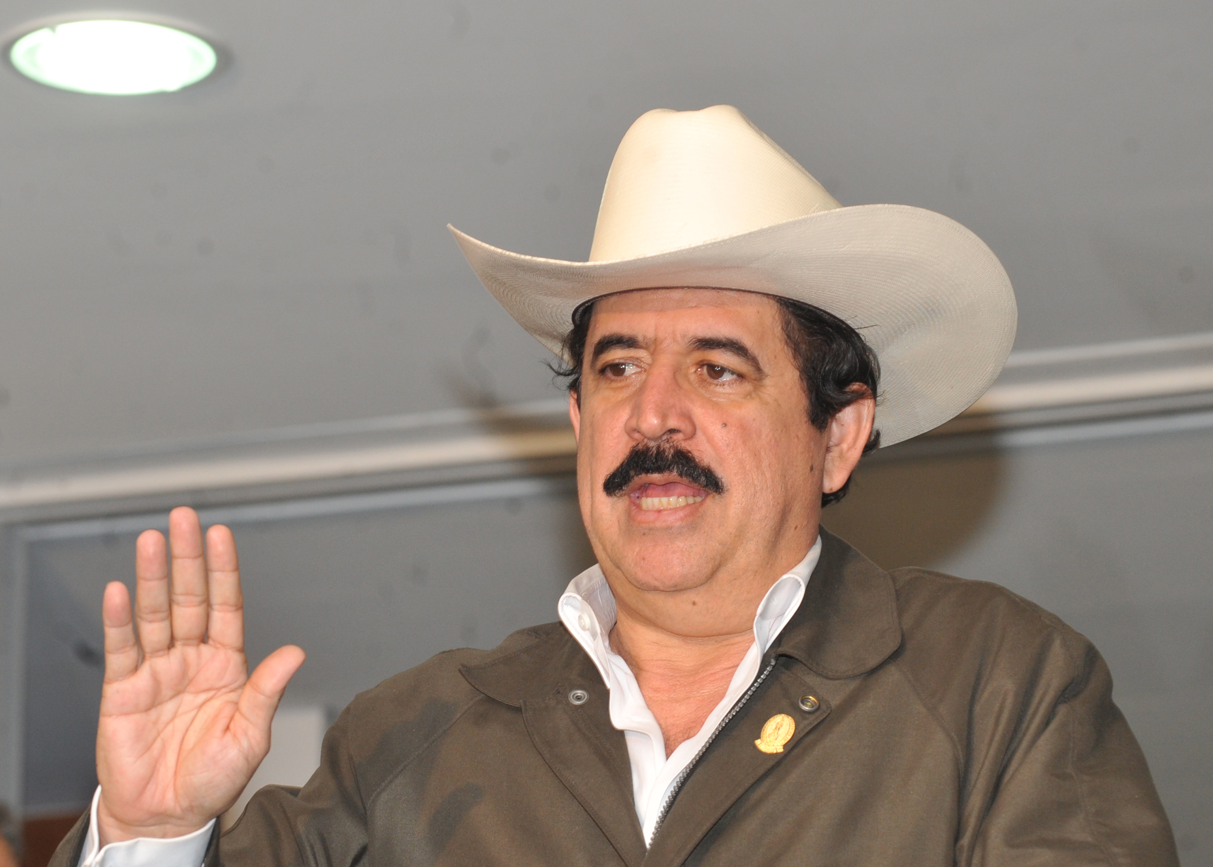 Manuel Zelaya, de chapéu e jaqueta, com seu característico bigode