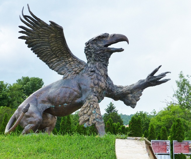 File:"Griff" Statue in the forecourt of the Farkasréti Cemetery Budapest.jpg