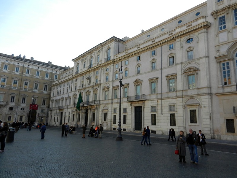 https://upload.wikimedia.org/wikipedia/commons/2/2a/1490RomaPalazzoPamphilj.jpg