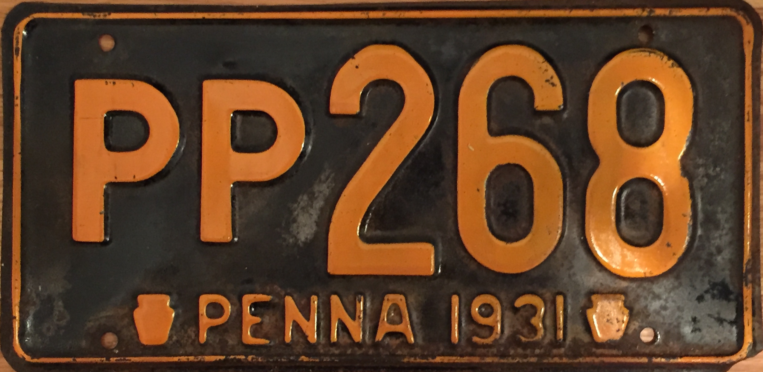 Значок 1931 года. Номерной знак Пенсильвании. Автомобильные номера Ангола. 1931 Год цифры.