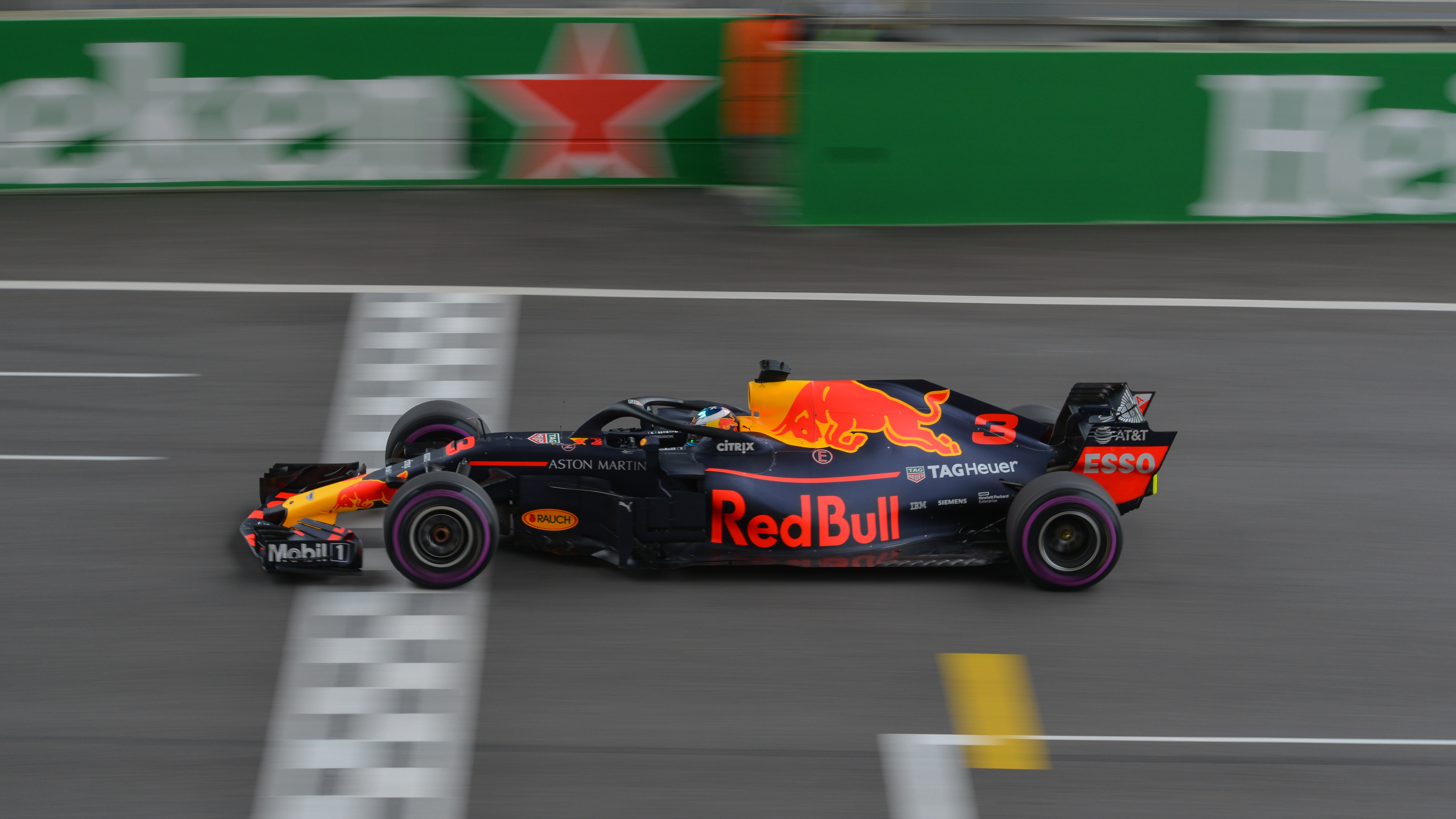 File 18 Chinese Grand Prix Fp1 Daniel Ricciardo Jpg Wikimedia Commons