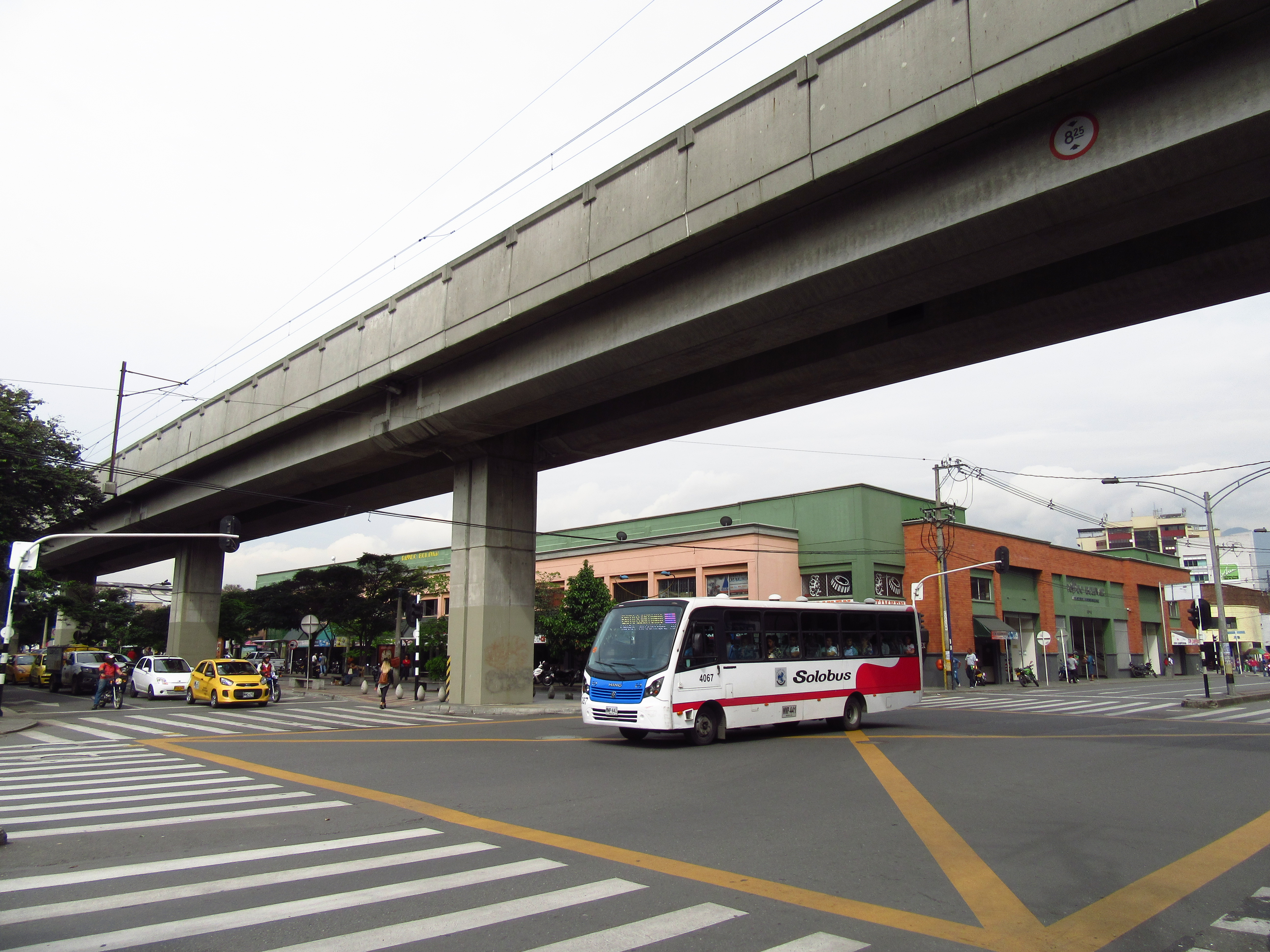 File:2018 Medellín calle 41 con carrera 51, buseta bajo la vía del   - Wikimedia Commons