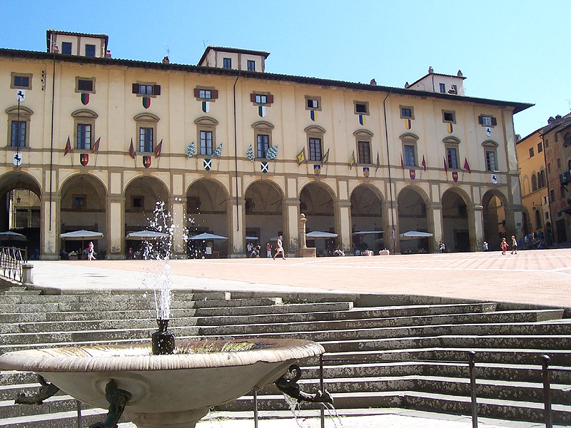 Piazza Grande Arezzo Wikimedia Commons