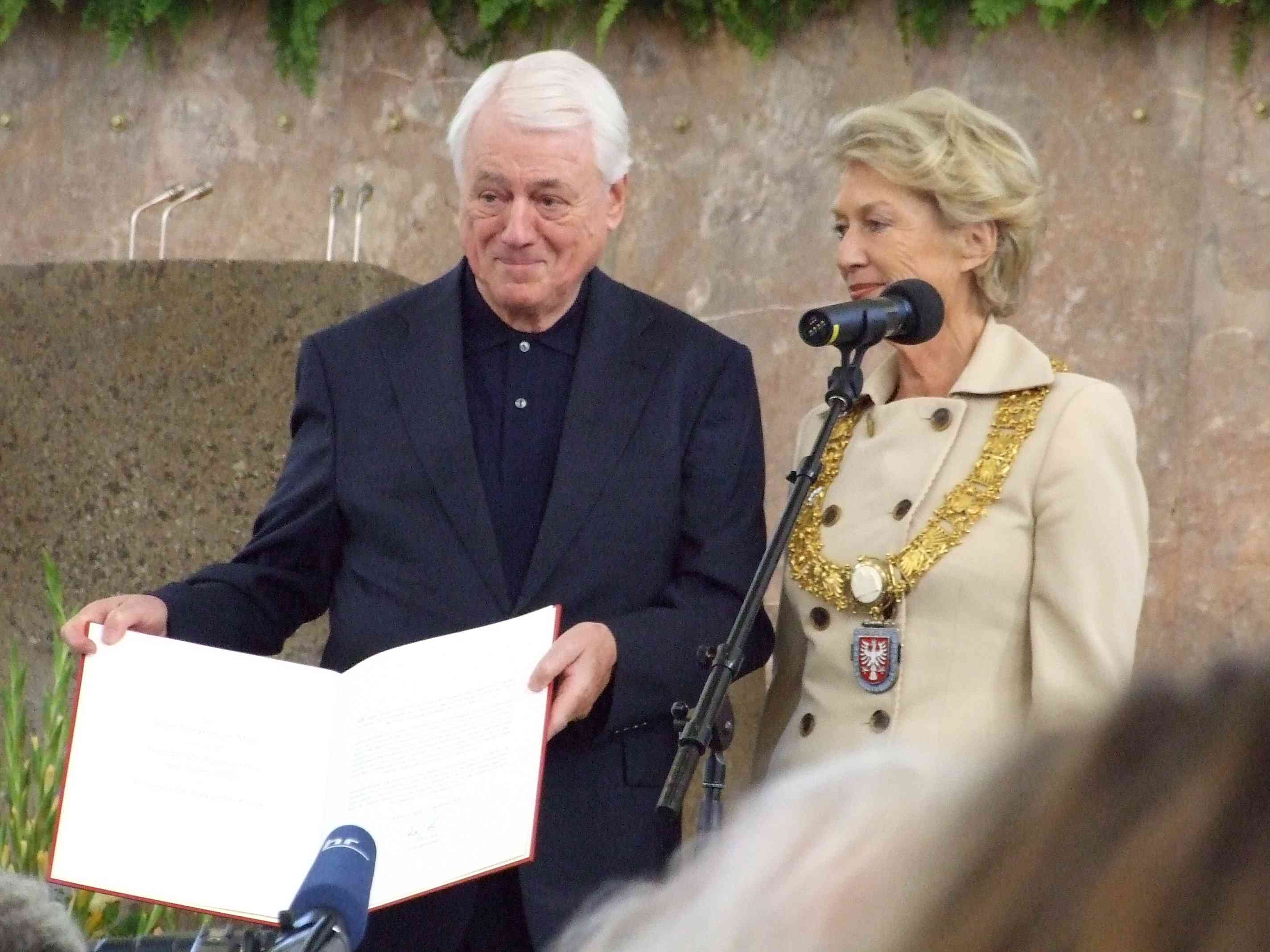 Alexander Kluge recebe de [[Petra Roth]], prefeita de [[Frankfurt]], o Prêmio Theodor W. Adorno, na ''[[Paulskirche]]'' (2009).