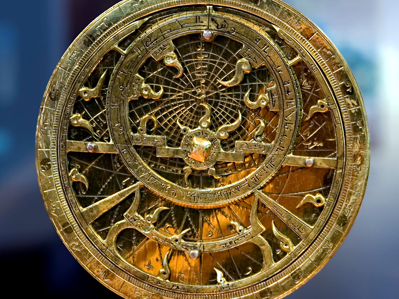 File:Astrolabe planisférique closeup800x600x300.jpg