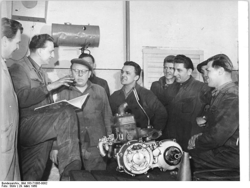 File:Bundesarchiv Bild 183-71885-0002, LPG Roskow, Brigade "Aktionseinheit".jpg