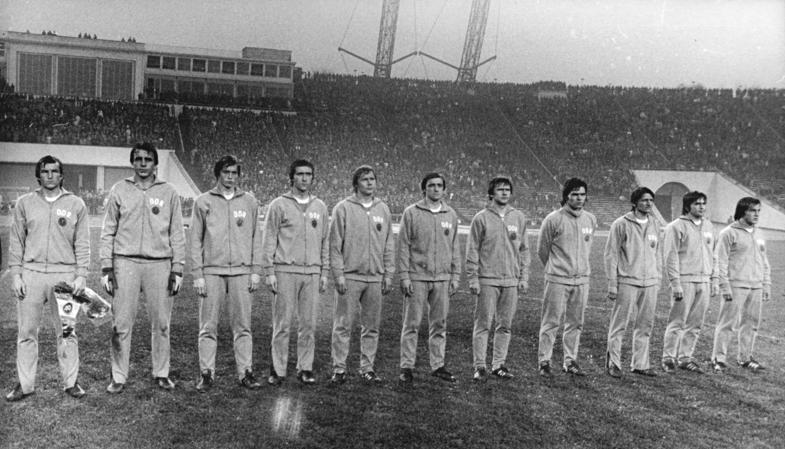 Lutz Lindemann (middle) with the [[East Germany national football team|East German team]] in 1978