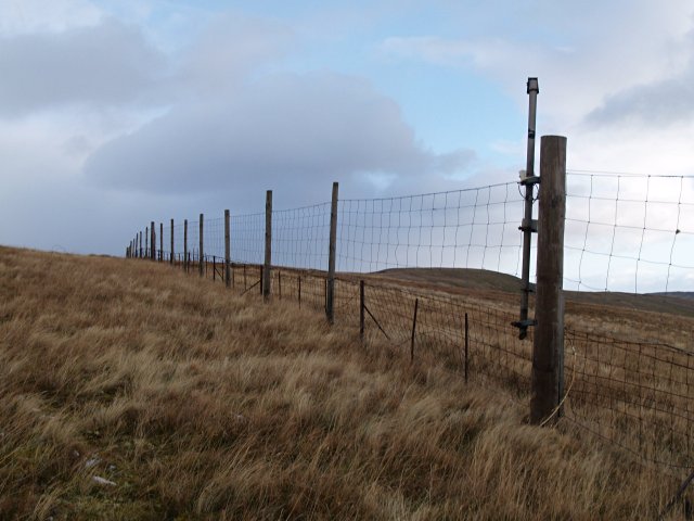 File:Fence, Meall nan Eithreag - geograph.org.uk - 623579.jpg