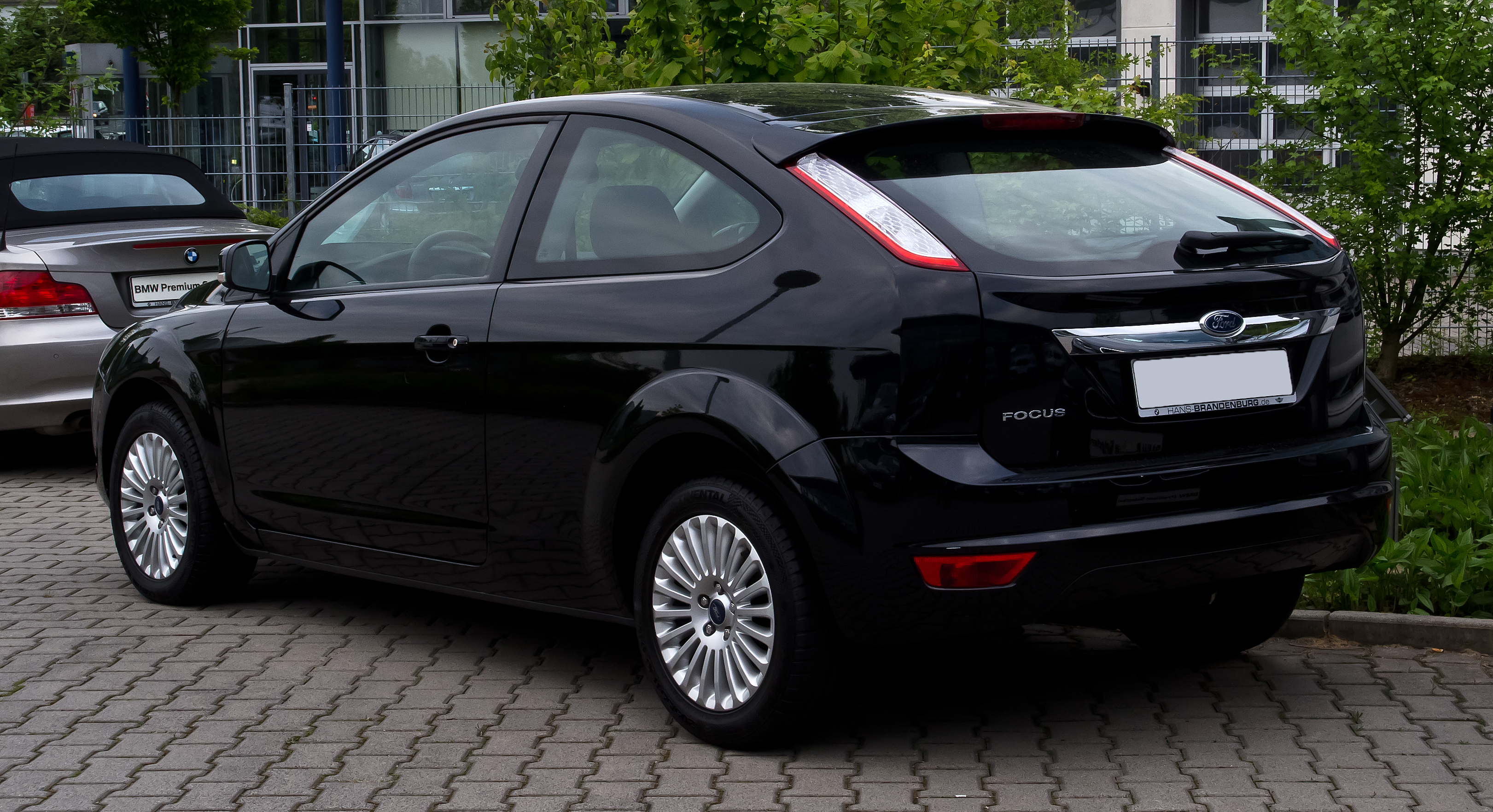 Ford_Focus_2.0_Titanium_%28II%2C_Facelift%29_%E2%80%93_Heckansicht%2C_18._Mai_2012%2C_Mettmann.jpg