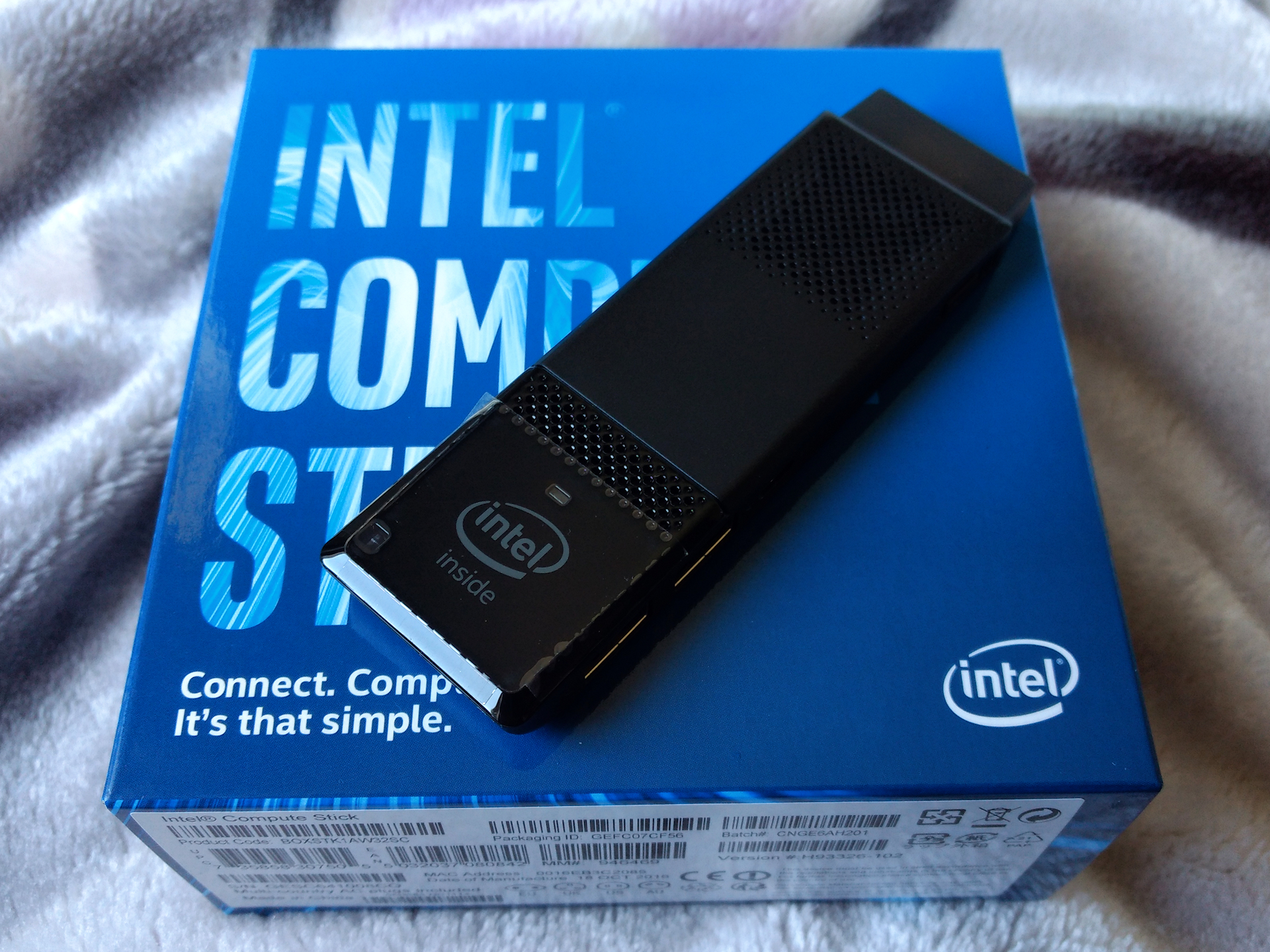 File:Intel Compute Stick (STK1AW32SC).jpg - Wikimedia Commons