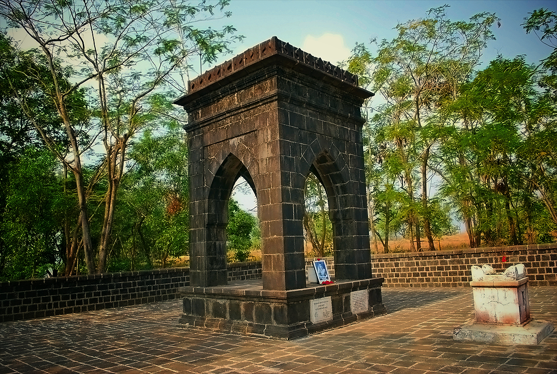 File:Jijamata Samadhi at Pachad, Raigadh, Maharashtra.jpg ...