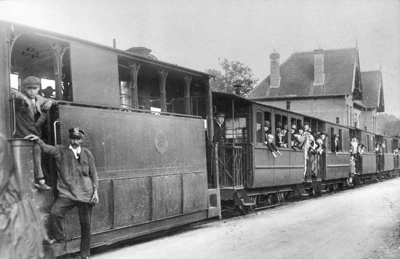 File:Maastricht, tram bij douanekantoor Cannerweg.jpg