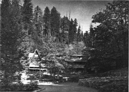 File:Oregon Caves Plaza.jpg