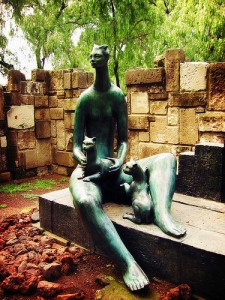 Algunas de las esculturas de Charlotte Yazbek se encuentran exhibidas permanentemente en el Parque de las Esculturas, ubicado en Cuautitlán Izcalli. Foto de una de sus obras dentro del parque.[72]​[73]​
