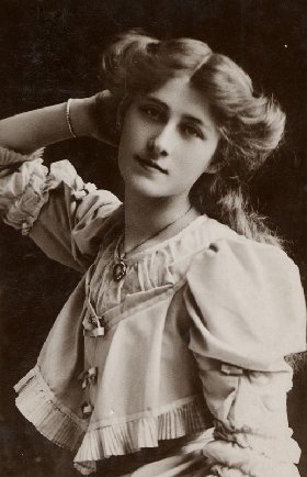 <span class="mw-page-title-main">Phyllis Dare</span> English actress and singer (1890–1975)