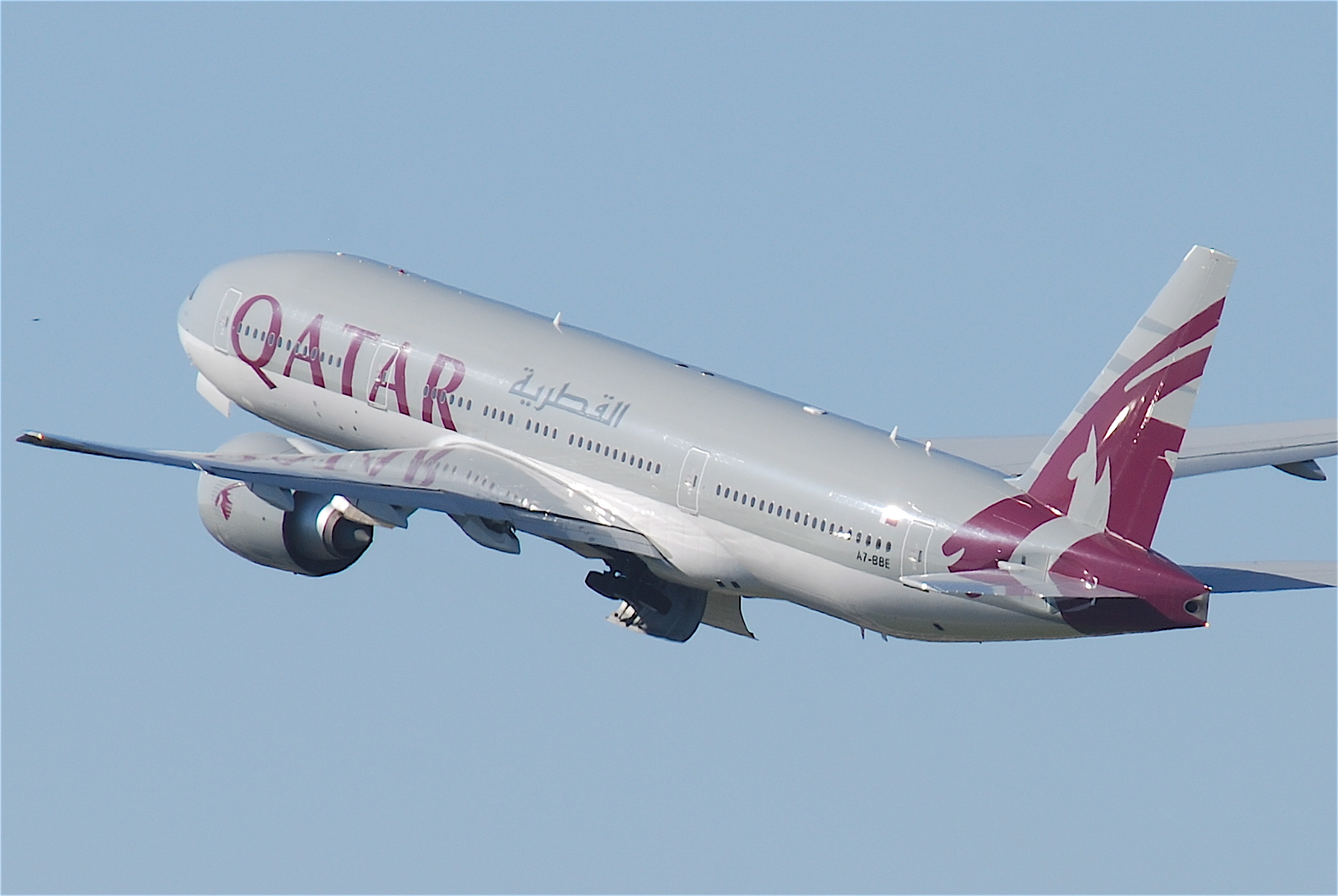 За 8 минут самолет. Boeing 777-200lr Qatar Airways. British Airways 777-200lr. QR 774. Qatar Airways logo.