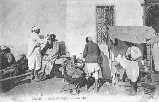 File:Salon de coiffure en plein air - Tunisie.gif