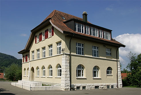 File:Schulhaus-2-Wahlen.jpg