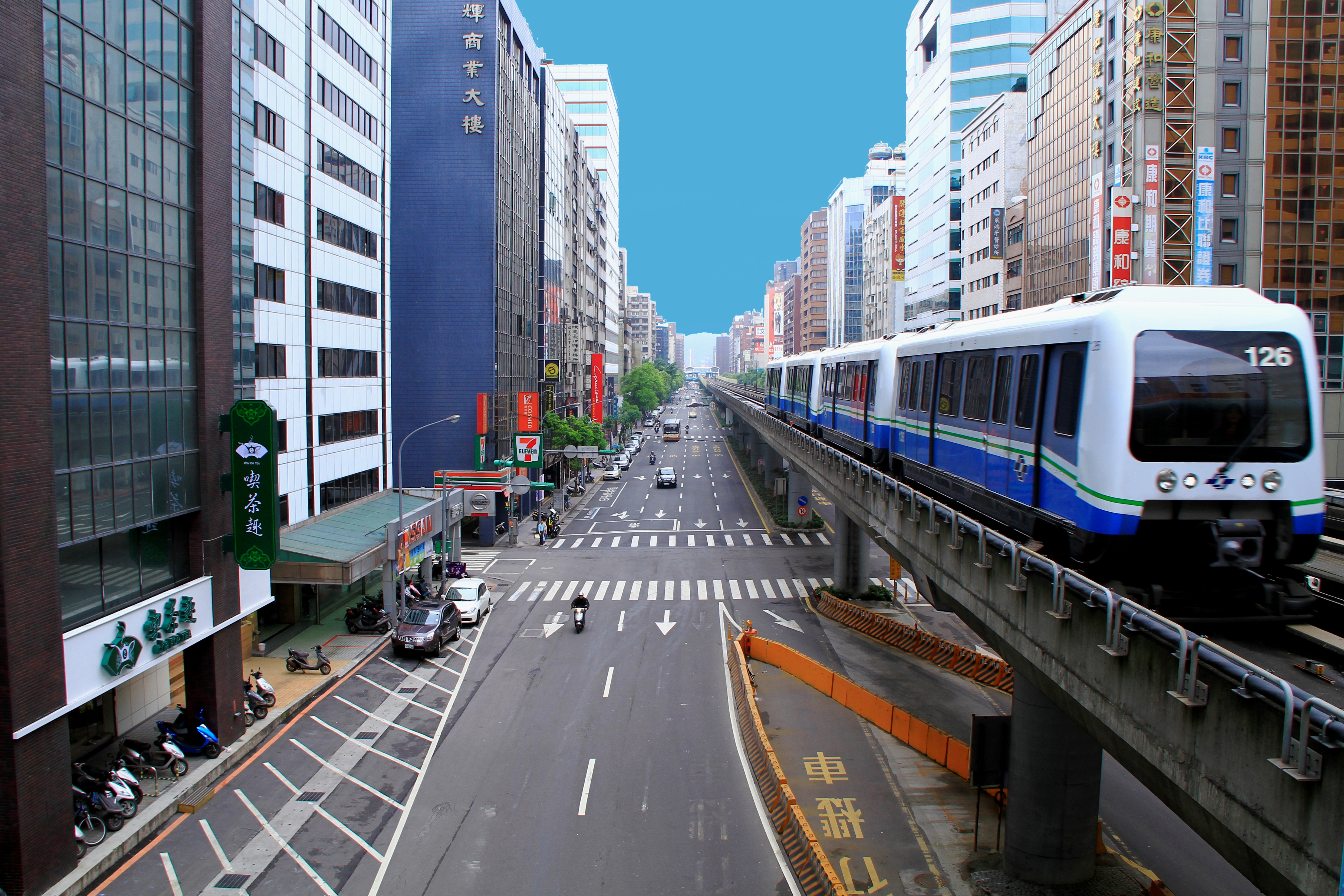 Taipei Metro Wenshan Line and Fuxing North Road 20100404.jpg