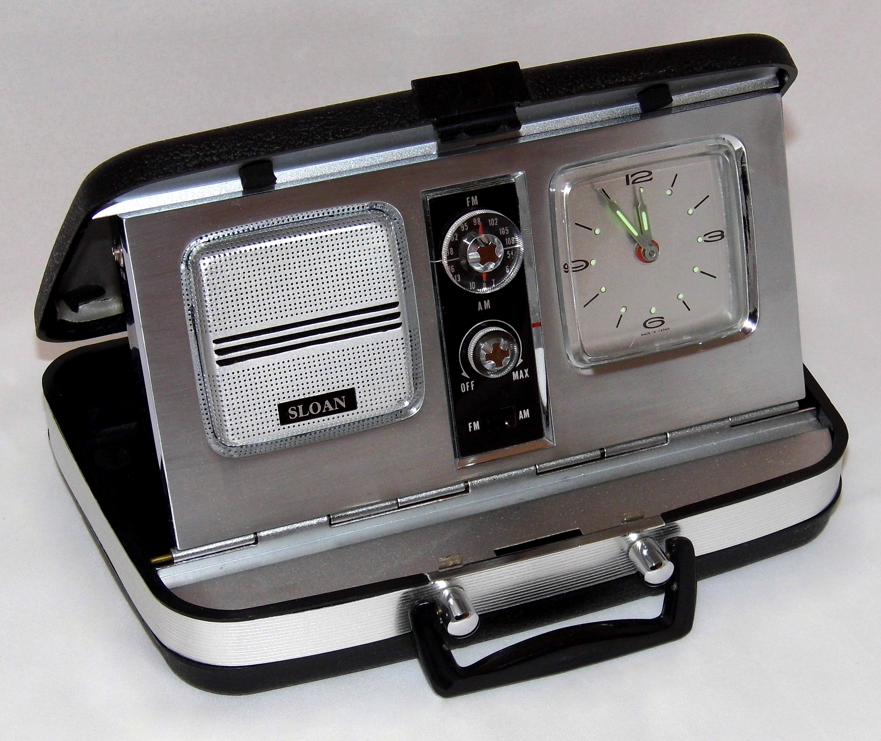 File:Vintage Sloan (Aimor) Travel Clock Radio, Model 2356, AM-FM Bands,  Mechanical Wind Clock, Made In Japan, Circa 1974 (33745785623).jpg -  Wikimedia Commons