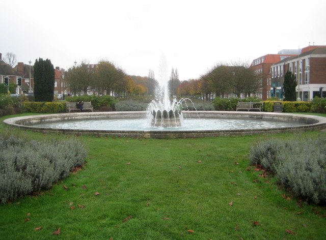 Welwyn Garden City, The Coronation Fountain (2) - geograph.org.uk - 4247176