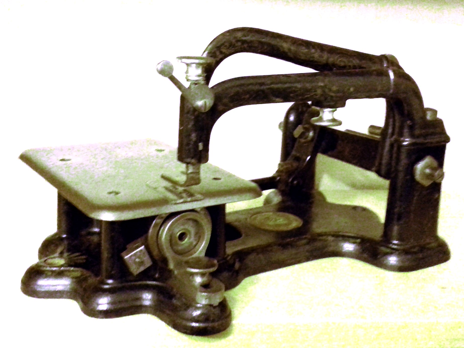 File:Wheeler and Wilson Number 3 Sewing Machine.jpg - Wikimedia Commons