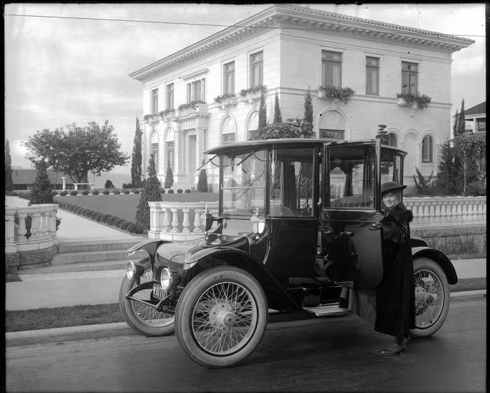 File:Woman in electric auto, Seattle, 1917 (MOHAI 5176).jpg