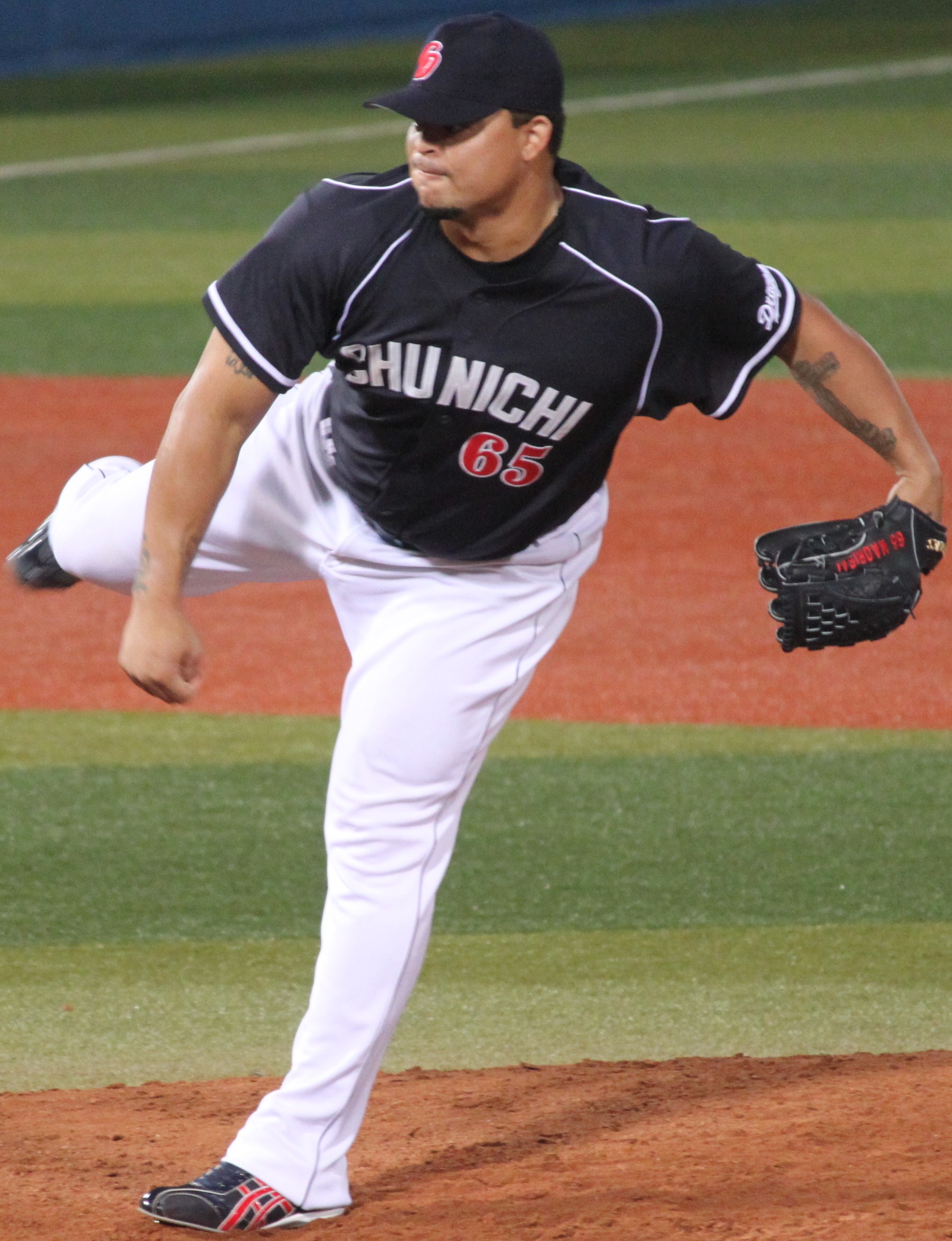 20130803 Warner Antonio Madrigal, pitcher of the Chunichi Dragons, at Yokohama Stadium.JPG