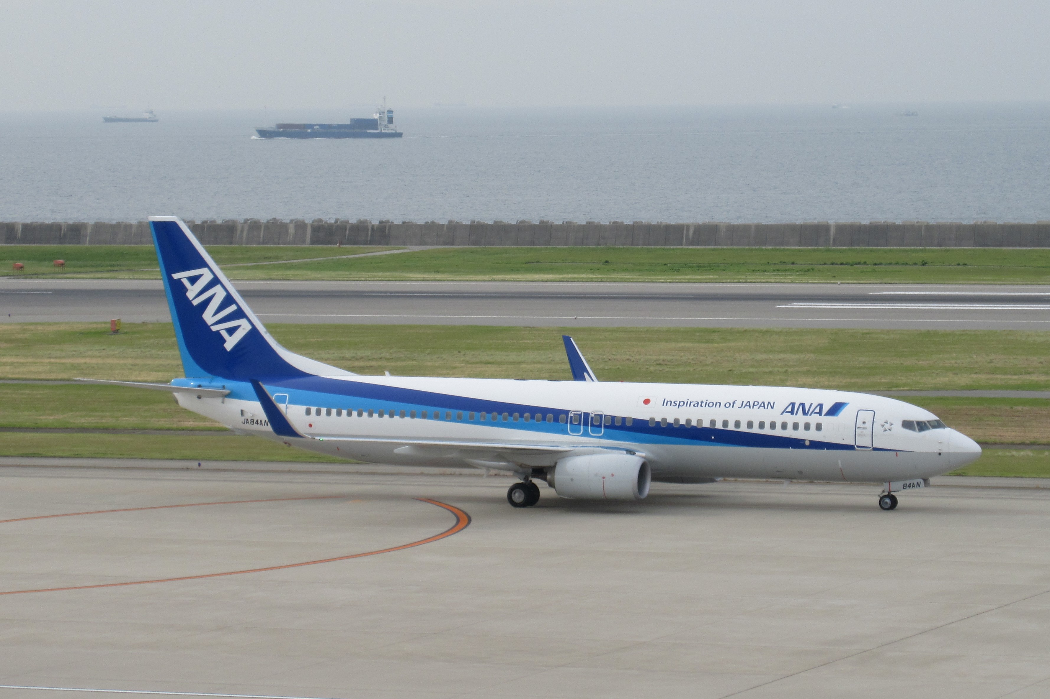 File Ana Boeing 737 800 Ja84an At Kobe Airport Jpg Wikimedia Commons