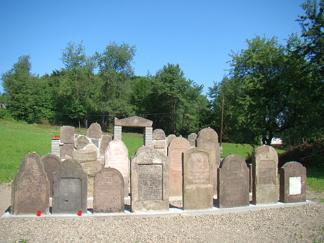 File:A Jewish cemetery in Sanok.jpg