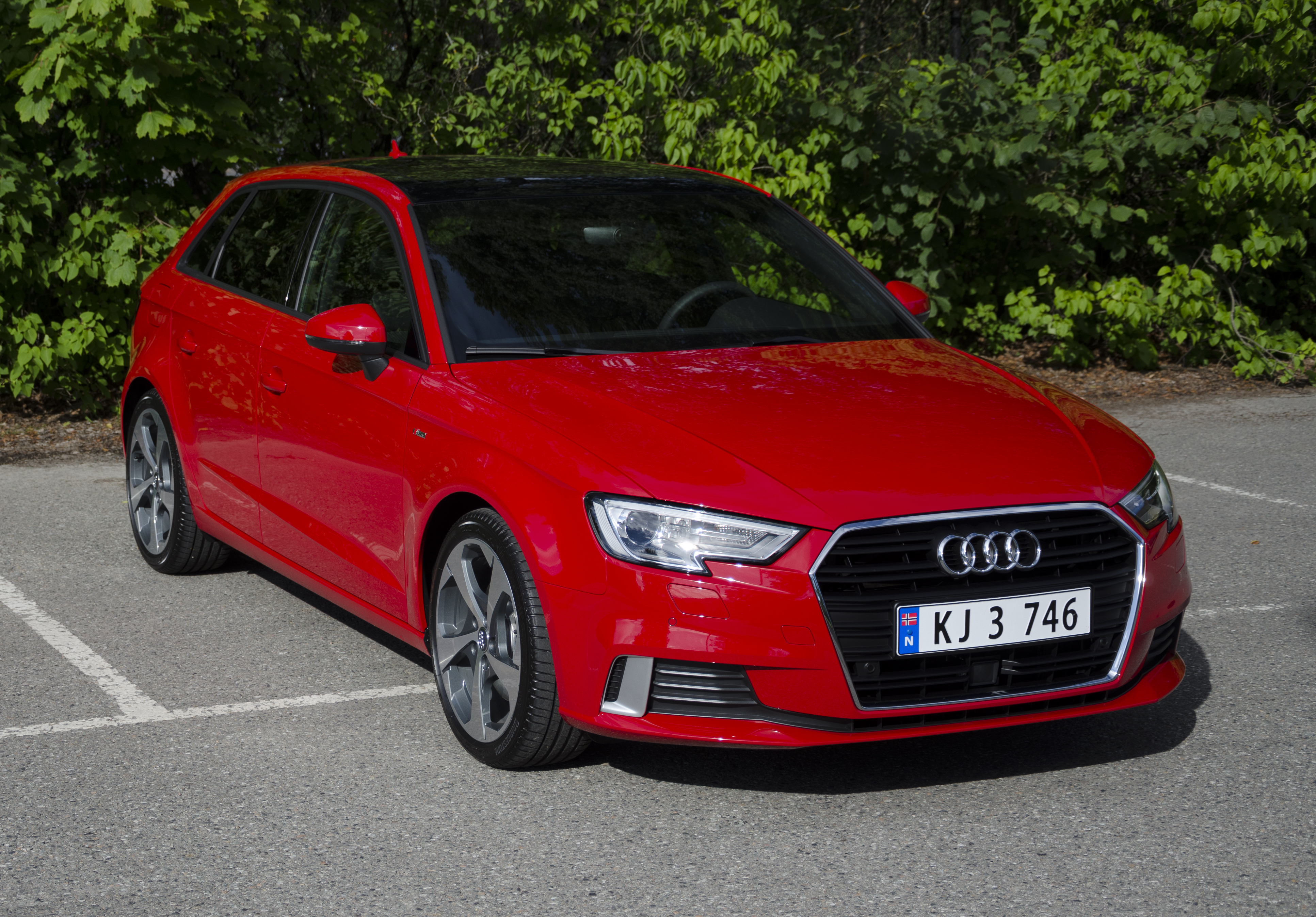 https://upload.wikimedia.org/wikipedia/commons/2/2b/Audi_A3_SportBack_2017_%28front%29.jpg