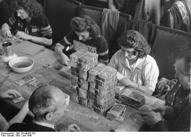 File:Bundesarchiv Bild 183-M0425-325, Berlin, Währungsreform.jpg