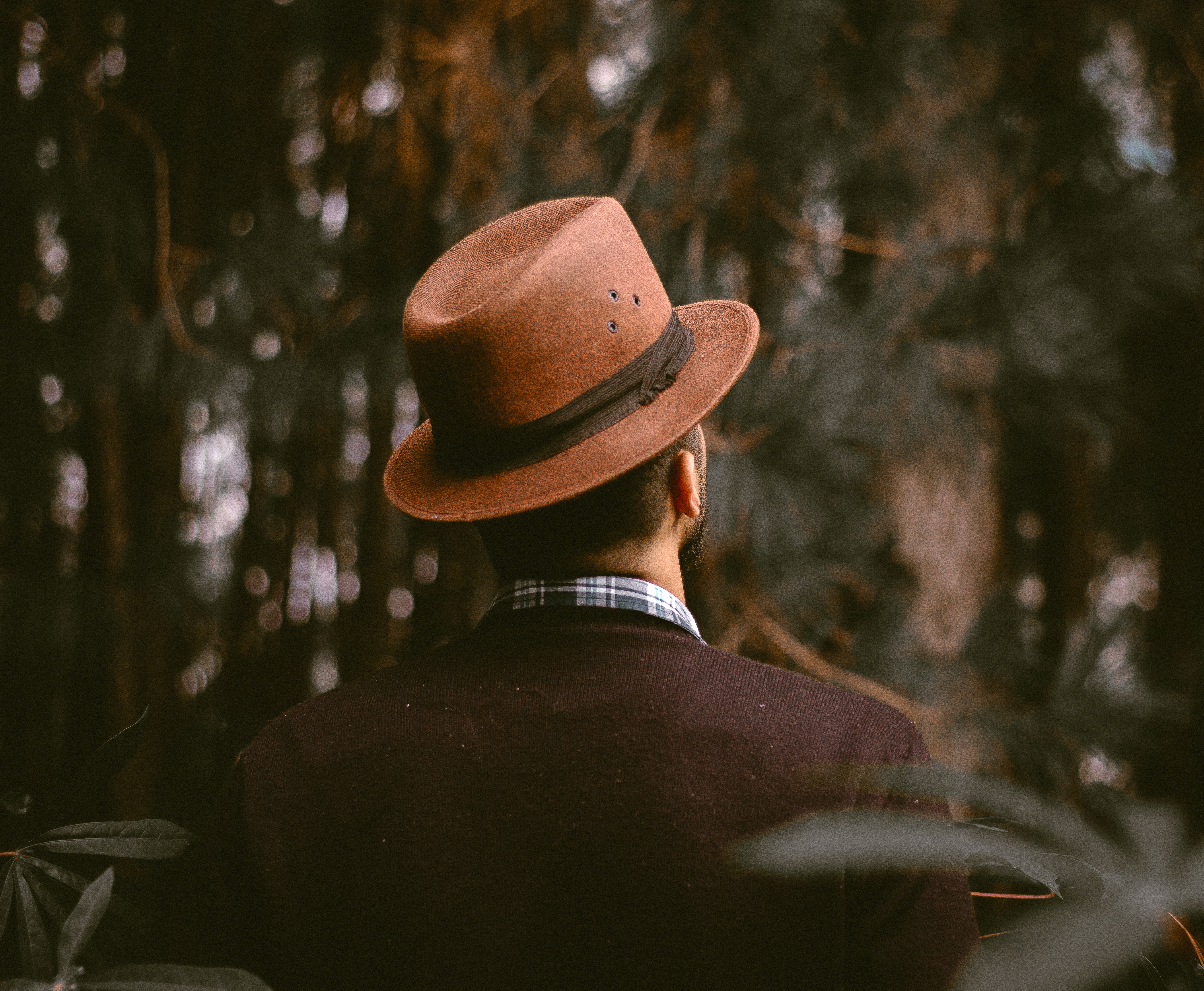 Facing hats. Мужчина в шляпе. Мужчина в шляпе со спины. Красивый парень в шляпе.