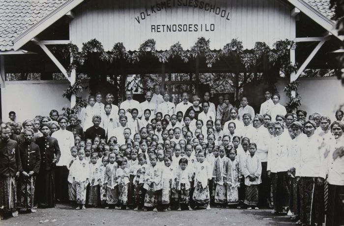 File:COLLECTIE TROPENMUSEUM Groepsportret voor de Volksmeisjesschool Retnosoesilo TMnr 60050035.jpg