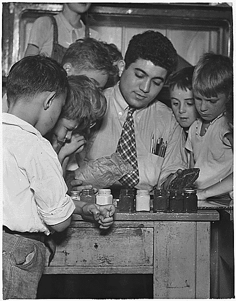 File:Children learn to mix colors Federal Art Project Neighborhood House Washington DC 1935.gif