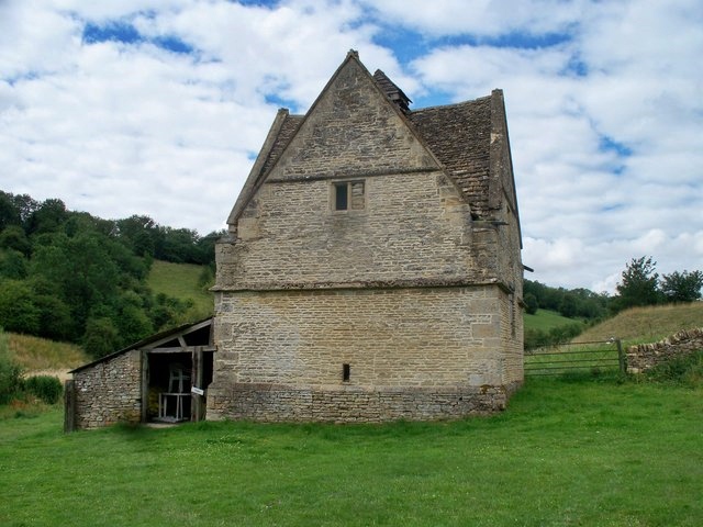 File:Dovecote, Naunton-geograph.co.uk-2000766.jpg